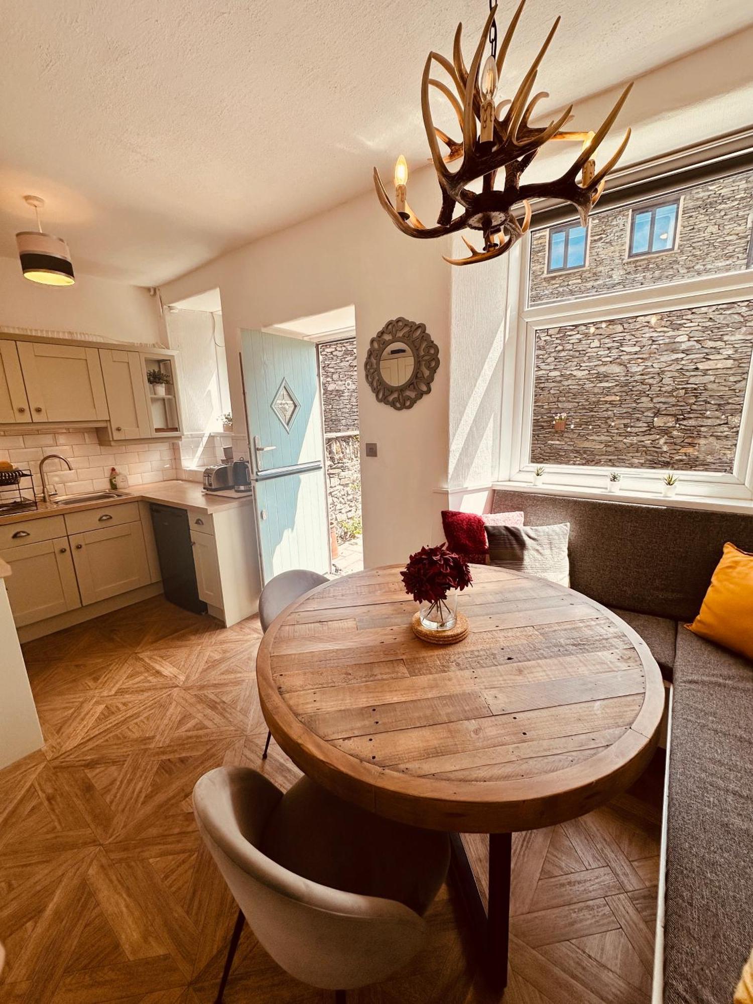 Woodland Cottage - Private Courtyard - Pet Friendly Retreat In The Heart Of 윈더미어 외부 사진